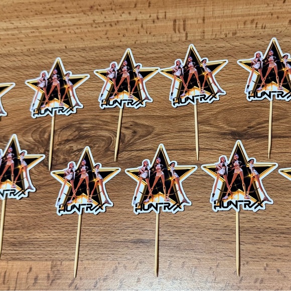 All the drama, all the detail! This Huntrix topper is pure main character energy 💜🩵💙🎶🔥 . . . #birthdaydecor #partydecor #crafts #DIYpartydecor #kpopbirthday #Huntrix #birthdayvibes #eventdecor #birthdayideas #idol #fiestainfantil #kidsparty